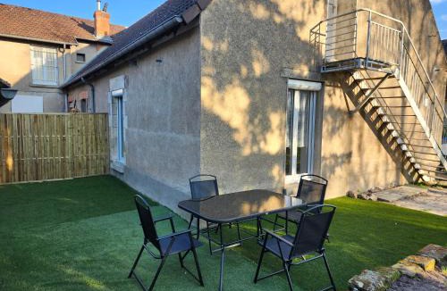 Fleury-les-Aubrais Apartment | Appartement cosy de plein pied avec sauna, jardin et parking privé - proche gare et commerces
