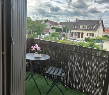 Plateau — Pyramide Apartment | Appartement cosy proche aéroport Orly