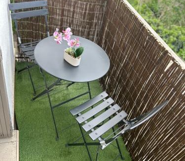 Plateau — Pyramide Apartment | Appartement cosy proche aéroport Orly