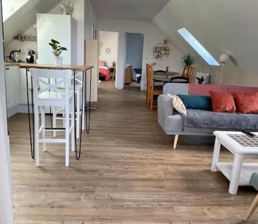 Lion-sur-Mer Apartment | Appartement cosy sous les toits