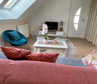 Lion-sur-Mer Apartment | Appartement cosy sous les toits