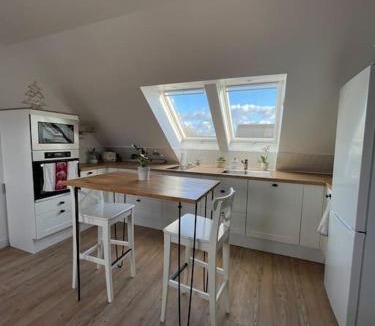 Lion-sur-Mer Apartment | Appartement cosy sous les toits