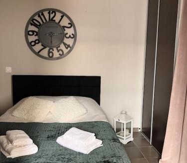 Saint-Georges-des-Groseillers Apartment | Appartement cosy tout équipé et parking couvert privé aux portes de Flers