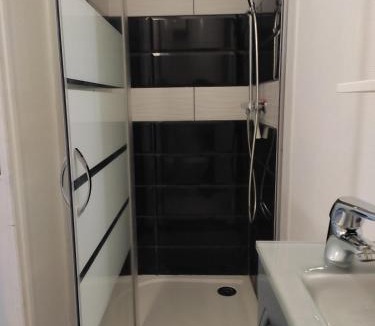 Severac Apartment | Appartement Cozy avec Parking privé, Wifi & Linge, Check-in autonome