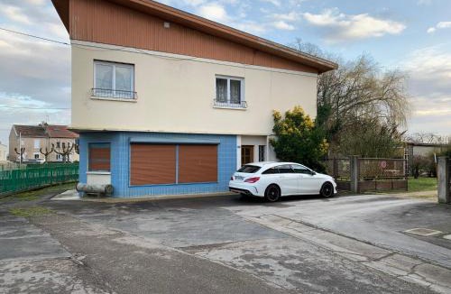 Fresnes-en-Woevre Apartment | Appartement dans maison avec cour et parc