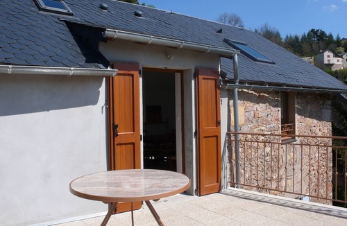 Lanuejols Apartment | Appartement , Dans une Ancienne Maison de Village Rénovée, Avec une Terrasse