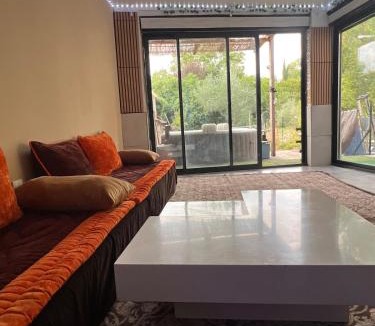 Carmaux Apartment | Appartement Darna - NETFLIX - WIFI - Terrasse avec jardin privée