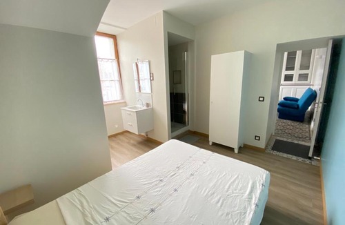 Savigne-sur-Lathan Apartment | appartement de la cour Izorée