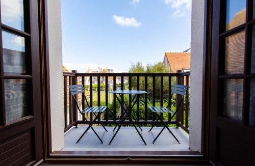Courseulles-sur-Mer Apartment | Appartement, duplex à 500m de la mer avec balcon