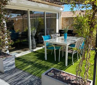 Pont-Saint-Esprit Apartment | Appartement duplex meublé avec vue sur piscine