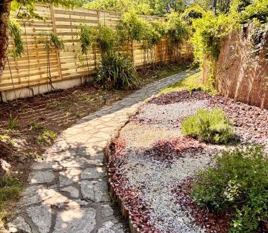 Chatillon-sur-Indre Apartment | Appartement entrée privative, terrasse et jardin