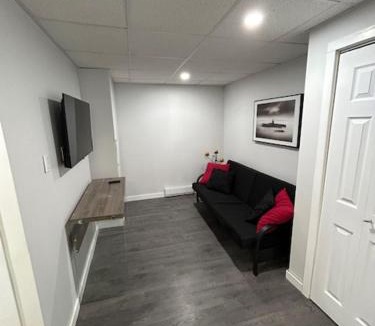 L'Ancienne-Lorette Apartment | Appartement en face de l'aéroport de Québec