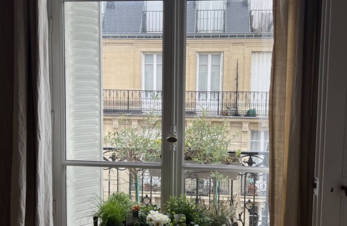 Quartier de la Plaine-de-Monceaux Apartment | Appartement Familial Rénové Haussman 140 M2 4 Chbres Metro Wagram