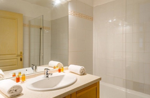 Bagneres-de-Luchon Hotel | Appartement cosy près du centre | Sauna et Parking