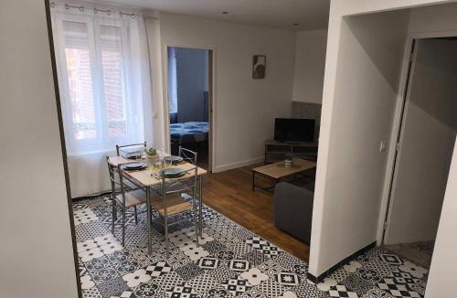 Charleville-Mezieres Apartment | Appartement budget avec parking au centre-ville
