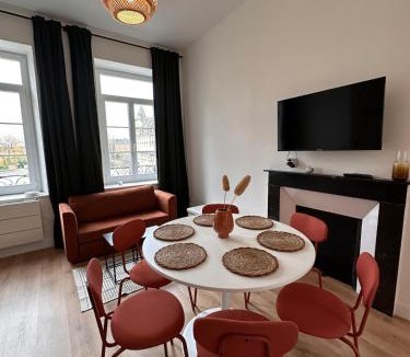 Charleville-Mezieres Apartment | Appartement Luna 8p Vue Hôtel de Ville Charleville