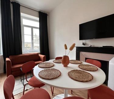 Charleville-Mezieres Apartment | Appartement Luna 8p Vue Hôtel de Ville Charleville