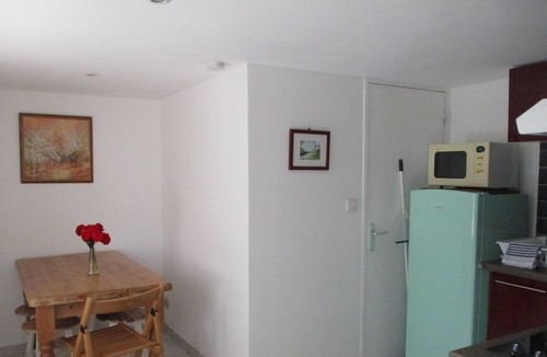 Labastide-Rouairoux Apartment | Appartement en sous-sol.Jardin privé. Situé dans un village des montagnes noires