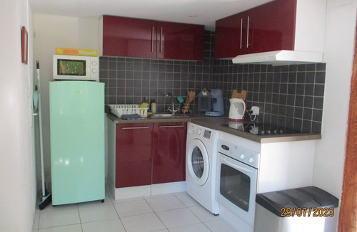 Labastide-Rouairoux Apartment | Appartement en sous-sol.Jardin privé. Situé dans un village des montagnes noires