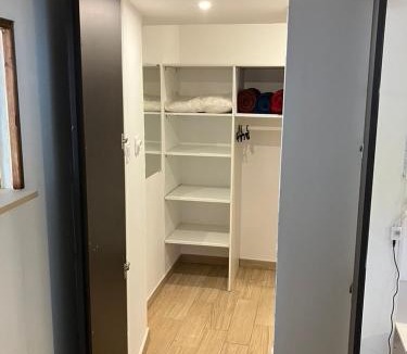 Notre-Dame-de-Londres Apartment | appartement deux pieces