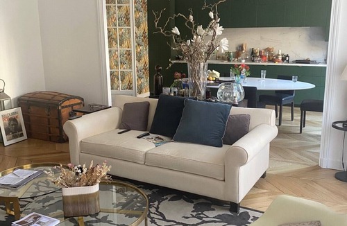 17th Arrondissement Apartment | Appartement Haussmannien Parisien Plein Coeur de Paris