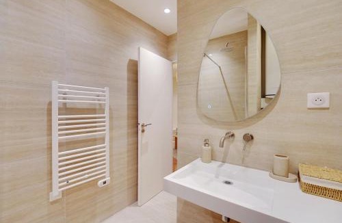 3rd Arrondissement Apartment | Appartement haut de gamme avec 2 salles de bains et climatisation au cœur du Marais