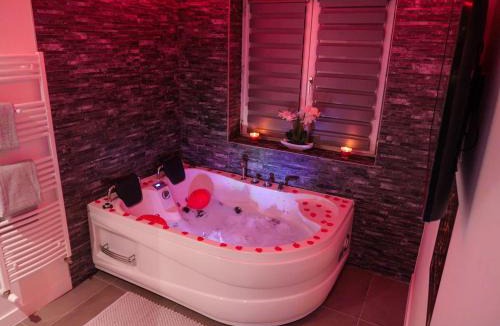 Saint-Jean-Baptiste Apartment | Appartement - Jacuzzi - Pour deux