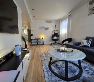 Longueuil Apartment | Appartement, Jacuzzi, Spa et terasse