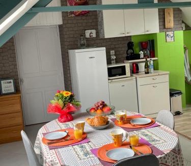 Corseul House | Appartement Le camélia blanc