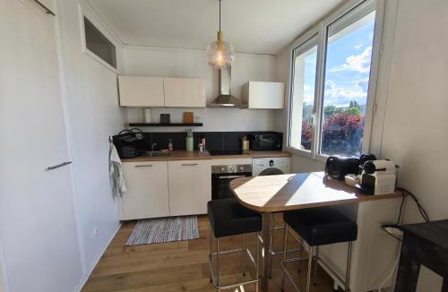 Vernay Apartment | Appartement lumineux avec parking gratuit, accès Lyon rapide