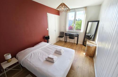 Vernay Apartment | Appartement lumineux avec parking gratuit, accès Lyon rapide