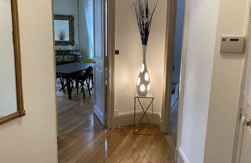 Poincare - Foch - Anatole France - Croix de Bourgogne Apartment | Appartement Luxe ****-Apartment-Deluxe-Mobility bath-City View