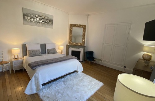 Poincare - Foch - Anatole France - Croix de Bourgogne Apartment | Appartement Luxe ****-Apartment-Deluxe-Mobility bath-City View
