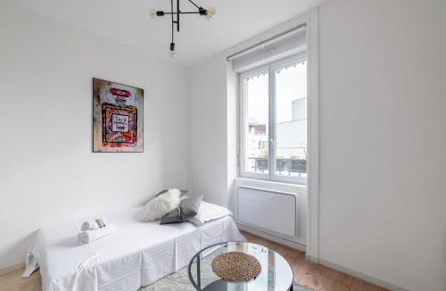 Yves Farge - Le Fleuve Apartment | Appartement Macé - Welkeys