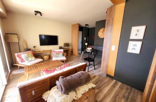 Les Sables d'Olonne Apartment | Appartement moderne rénové - Face mer - Terrasse - WiFi gratuit - FR-1-92-818