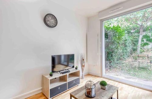Villejuif Apartment | Appartement moderne, Metro 7, Parking et Jardin