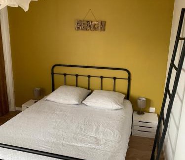 Malo-les-Bains Apartment | Appartement moutarde Place Turenne