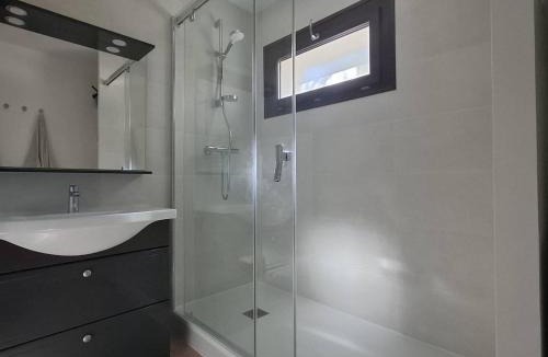 Pyrenees 2000 Apartment | Appartement rénové 3 pièces avec terrasse, casier à skis et parking privé à Bolquère - FR-1-592-40