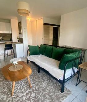 Coutras Apartment | Appartement rénové avec balcon et parking proche Saint-Émilion