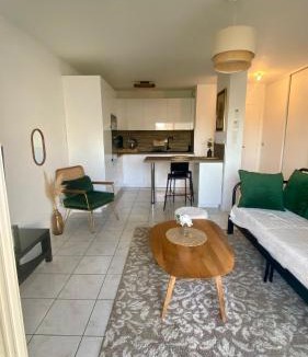 Coutras Apartment | Appartement rénové avec balcon et parking proche Saint-Émilion