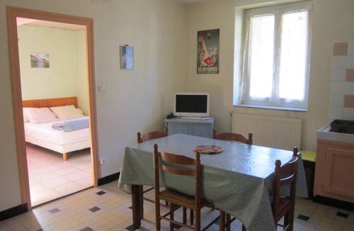 Savignac-les-Ormeaux Apartment | Appartement RDC maison de village