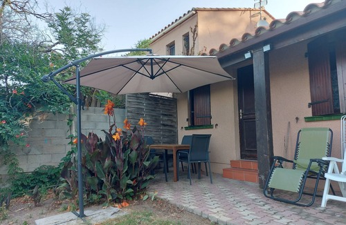 Elne Apartment | Appartement soleil catalan 2km mer rdc 4pers 50m2 wifi 2ch large garden parking