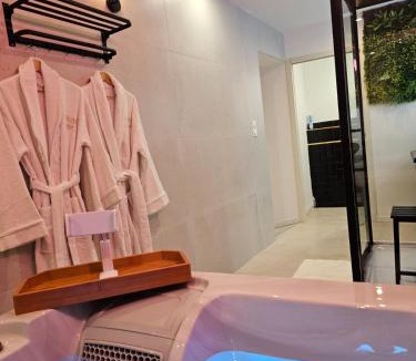 Clermont-l'Herault Apartment | Appartement SPA - Lovers Suite