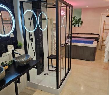 Clermont-l'Herault Apartment | Appartement SPA - Lovers Suite