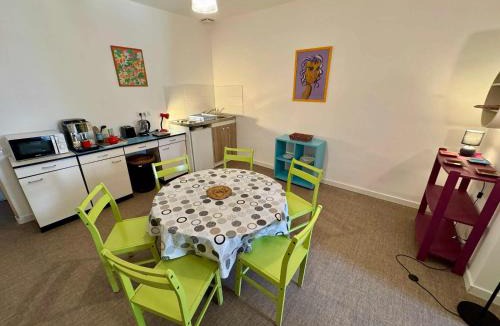 Laure-Minervois Apartment | Appartement spacieux à Laure-Minervois avec piscine