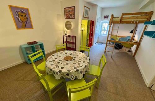 Laure-Minervois Apartment | Appartement spacieux à Laure-Minervois avec piscine