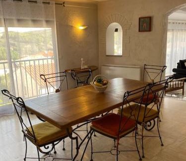 Cases-de-Pene Apartment | Appartement spacieux, climatisé, parking privé, wifi et vue imprenable