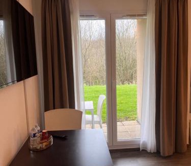 Equemauville Apartment | Appartement standing avec terrasse près de Honfleur parking et piscine