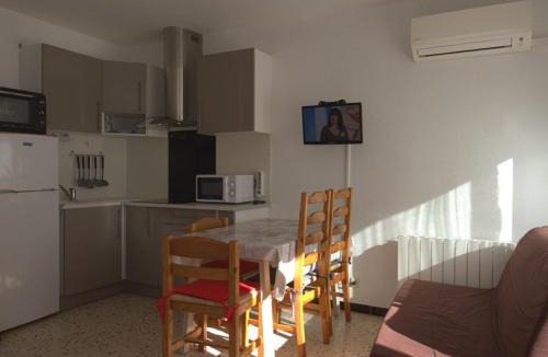 Balaruc-les-Bains Apartment | Appartement T1 avec balcon, climatisation et parking près du Parc Charles de Gaulle à Balaruc-les-Bains - FR-1-553-101