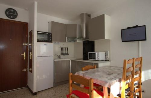 Balaruc-les-Bains Apartment | Appartement T1 avec balcon, climatisation et parking près du Parc Charles de Gaulle à Balaruc-les-Bains - FR-1-553-101